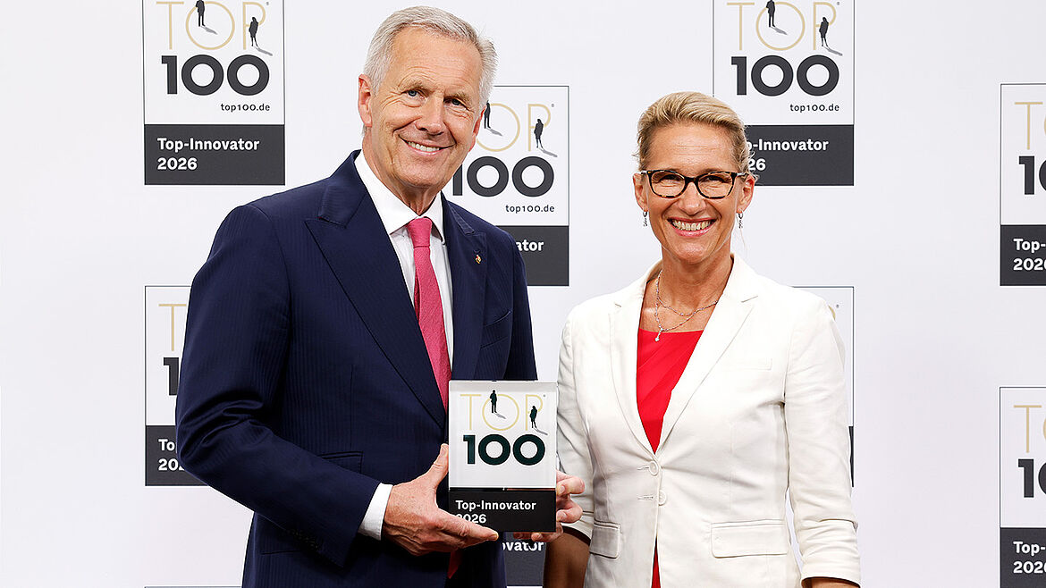 Anja Funk und Christian Wulff bei der Preisverleihung zum Top-Innovator 100 | © KD Busch/compamedia