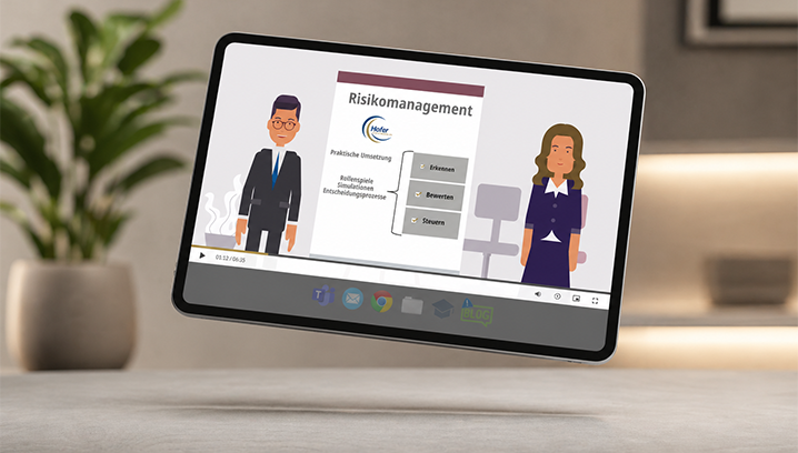 Schwebenes Tablet über einem Tisch zeigt die Oberfläche eines digitalen Selbstlernkurses. Im Hintergrund warme und sanfte Farben und eine grüne Pflanze