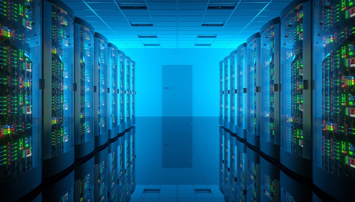 Moderne Serverräume mit leuchtenden Geräten, vermittelt Technik-Innovation und kühle Effizienz.