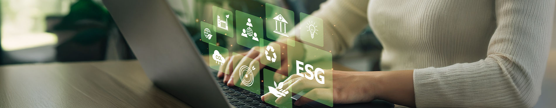 Hände tippen auf einer Tastatur, umgeben von ESG-Symbolen, vermittelt Engagement für Nachhaltigkeit und Verantwortung.