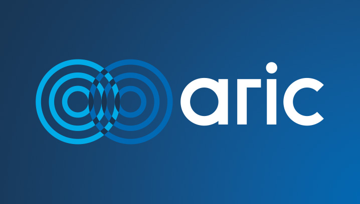 Logo von aric auf blauem Grund