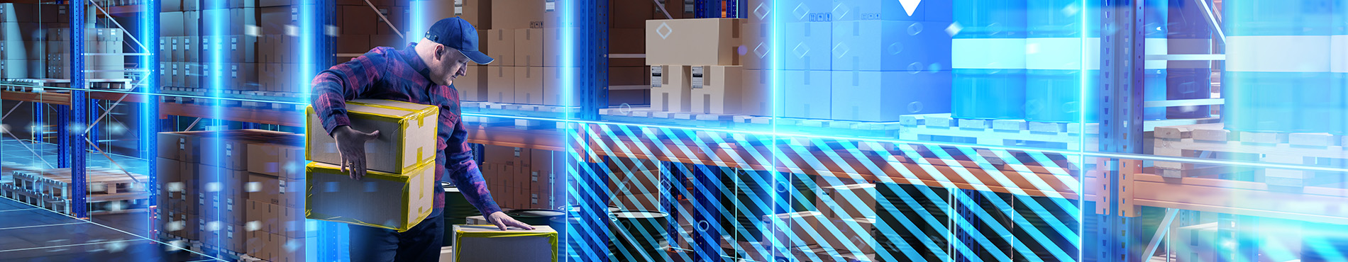 Lagerarbeiter hebt Kartons in einer modernen Lagerhalle, umgeben von Regalen und einem technischen Ambiente.