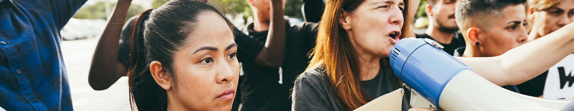 Protestszene mit Menschen, die leidenschaftlich für ihre Überzeugungen eintreten, vermittelt Entschlossenheit.