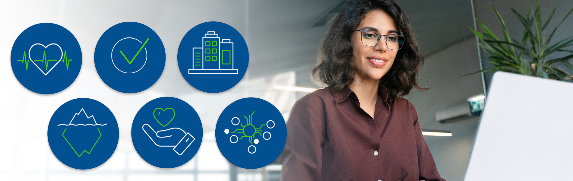 Junge Frau arbeitet am Laptop, umgeben von symbolischen Icons für Gesundheit und Technologie.