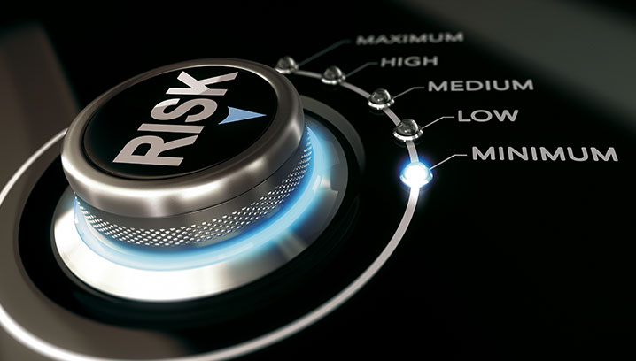 Knopf mit der Aufschrift 'RISK', der verschiedene Risiko-Stufen anzeigt; vermittelt Spannung und Entscheidungsdruck.