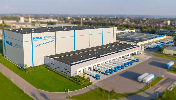Moderne Lagerhalle der Kolb Gruppe mit Lastwagen. Industrieatmosphäre, Ordnung und Effizienz vermitteln Ruhe.