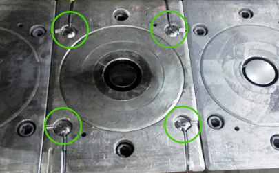ConSenses-Sensorschrauben verbaut mit Signalleitungen in einem Werkzeug 