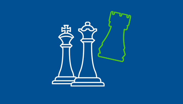 Zwei Schachfiguren, ein König und eine Königin, in minimalistischer Darstellung auf blauem Hintergrund.