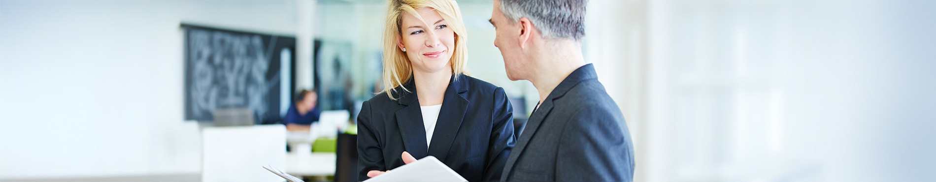 Zwei Personen im modernen Büro sprechen über D&O-Versicherung