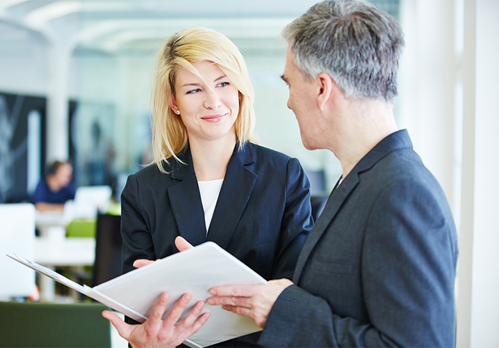 Zwei Personen im modernen Büro sprechen über D&O-Versicherung