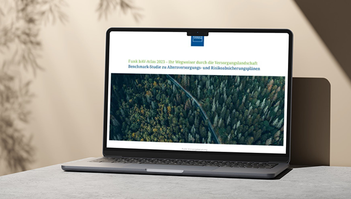 Ein Laptop auf einem Tisch zeigt eine Studie zur Altersversorgung mit einem Waldhintergrund.