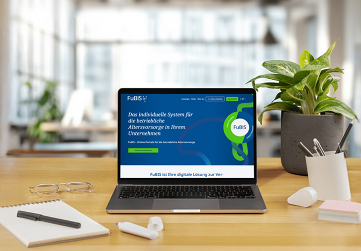 Ein moderner Arbeitsplatz mit Pflanzen, Notizen und dem digitalen Vorsorge-Tool FuBIS auf einem Laptop..