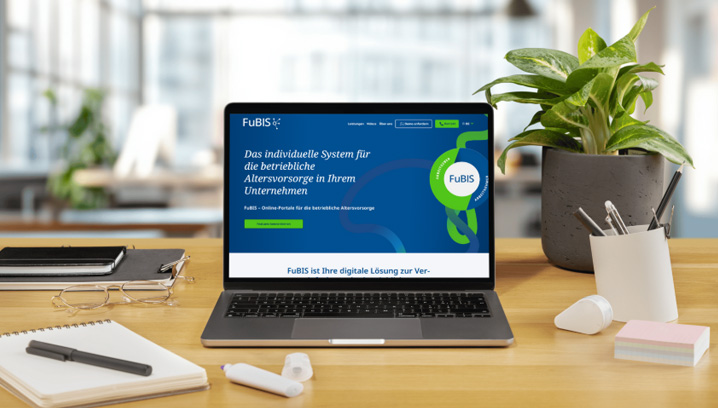 Laptop mit FuBiS-Website auf einem Schreibtisch, unterstützt durch Auslandsreise-Krankenversicherung; moderne, einladende Atmosphäre mit Pflanzen.