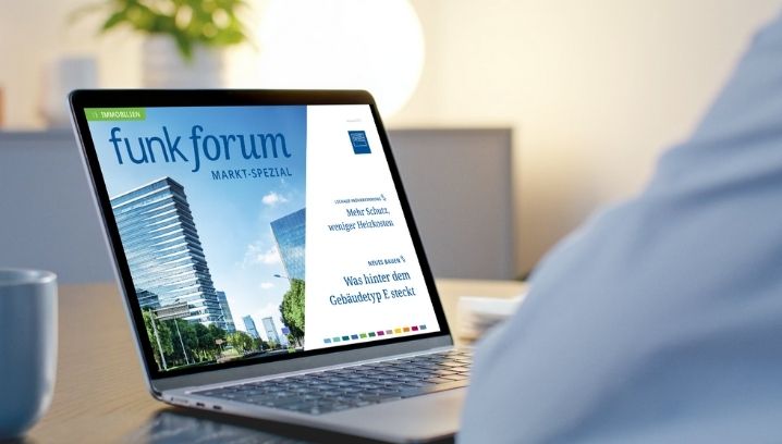 Laptop zeigt Funk Forum Immobilienwirtschaft, modern und informativ, vermittelt Neugierde und Interesse an Architektur.