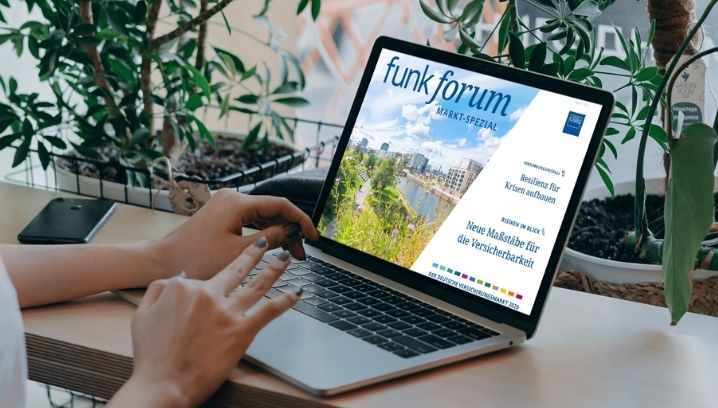 Laptop zeigt Funk Forum Immobilienwirtschaft, modern und informativ, vermittelt Neugierde und Interesse an Architektur.