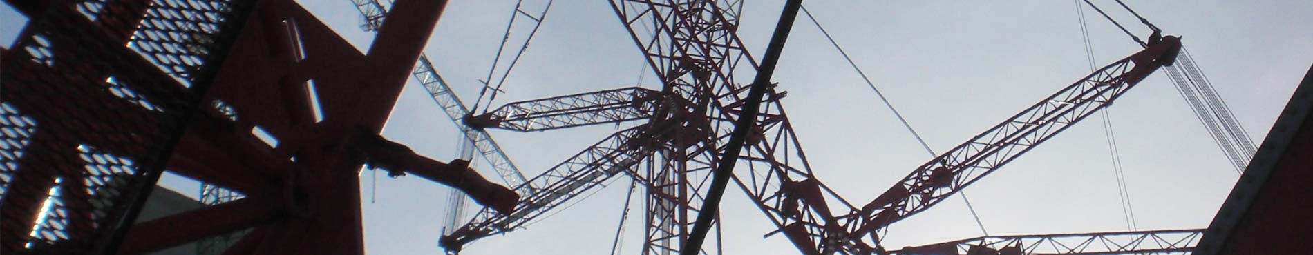 Baukräne ragen in den Himmel