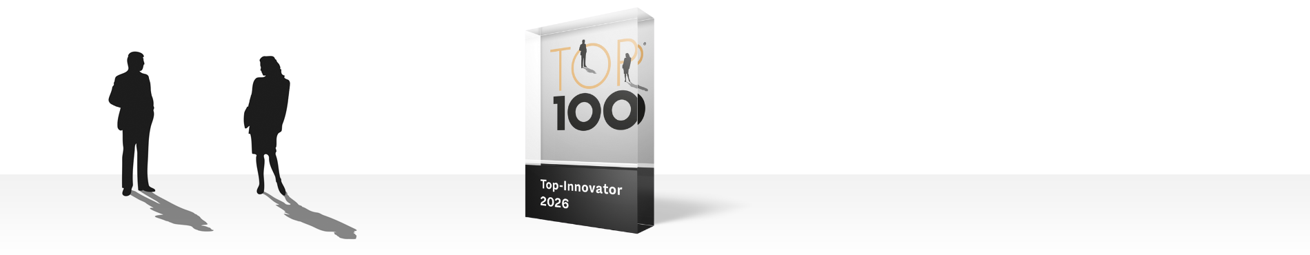 Ein gläserner Award mit der Aufschrift 'Top 100' und 'Top-Innovator 2026', strahlt Erfolg und Anerkennung aus.