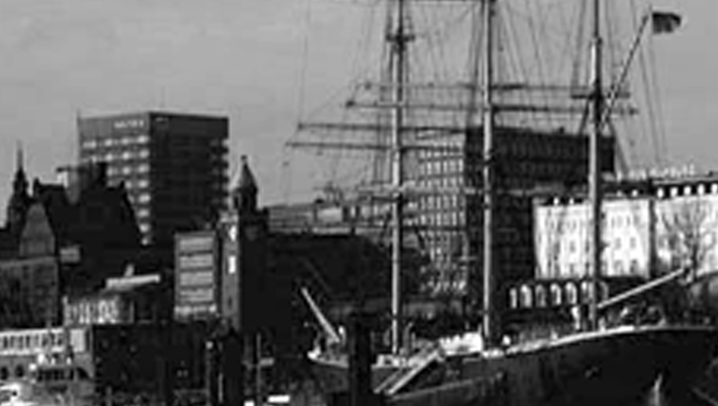 Hamburg aus Sicht des Hafens mit der Rickmer Rickmers im Vordergrund.