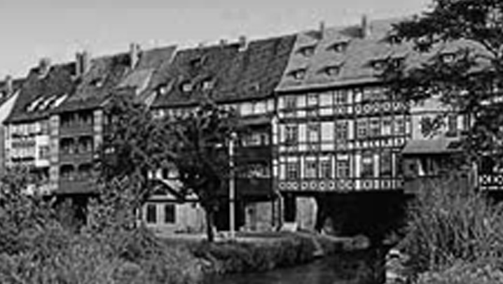 Eine Reihe von Fachwerkhäusern. 