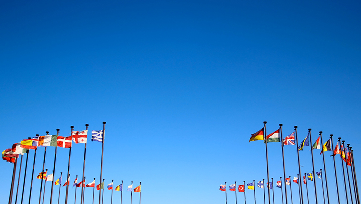 Kreis aus Fahnenmasten mit den europäischen Flaggen.