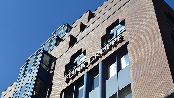 Fassade eines Gebäudes mit der Aufschrift "Funk Gruppe".
