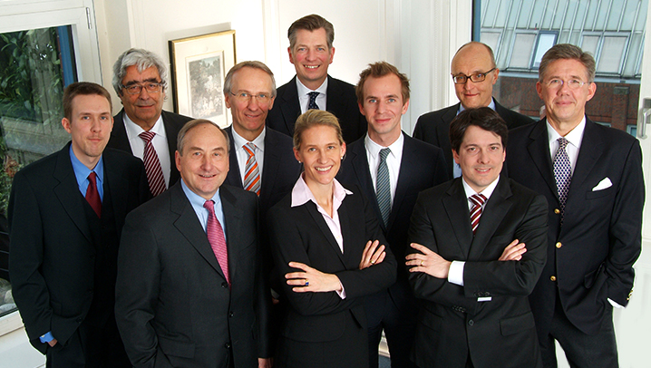 Ein Foto der neuen und alten Gesellschafterinnen und Gesellschafter