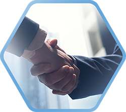 Zwei Hände treffen sich zum Handschlag, symbolisieren Kooperation und Vertrauen in einem geschäftlichen Umfeld.