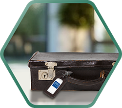 Ein eleganter alter Koffer mit einem Schlüsselanhänger, der Nostalgie und Abenteuerlust ausstrahlt.