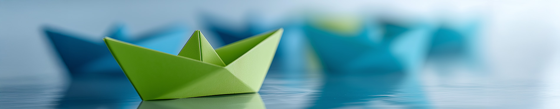Ein grünes Origami-Boot schwimmt ruhig im Wasser, umgeben von blauen Booten, friedliche Stimmung.