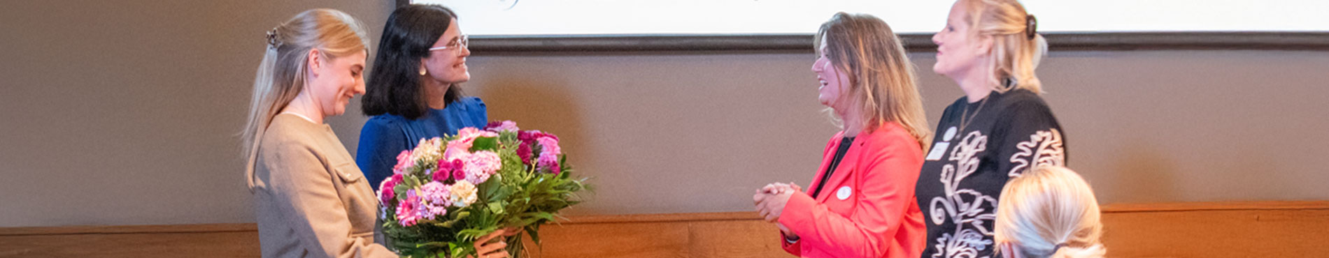 Mit meiner Kollegin Nadine Benkel (links) habe ich die Keynote entwickelt und gehalten – dafür gab es als Dankeschön Blumensträuße von Andrea Brock (2. v. r.) und Daniela Peeters (r.) aus dem fidi-Komitee.