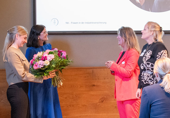 Mit meiner Kollegin Nadine Benkel (links) habe ich die Keynote entwickelt und gehalten – dafür gab es als Dankeschön Blumensträuße von Andrea Brock (2. v. r.) und Daniela Peeters (r.) aus dem fidi-Komitee.
