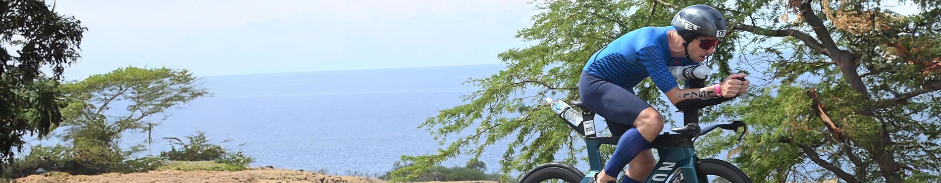 Alexander Funk fährt konzentriert an einer Küste Hawaiis entlang, umgeben von grüner Vegetation.