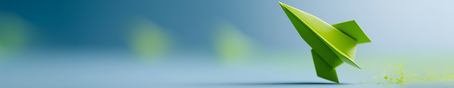 Eine grüne Origami Rakete startet vor unscharfem, sanften Hintergrund, vermittelt einen Eindruck von Freiheit und Kreativität.