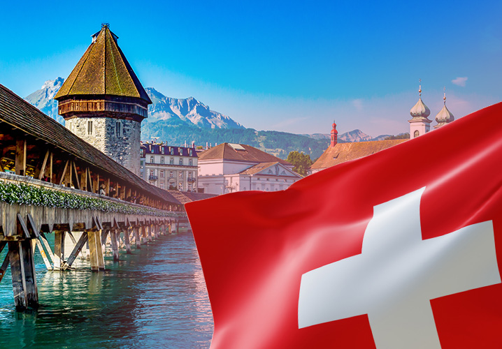 Luzern Brücke mit Schweizflagge im Vordergrund