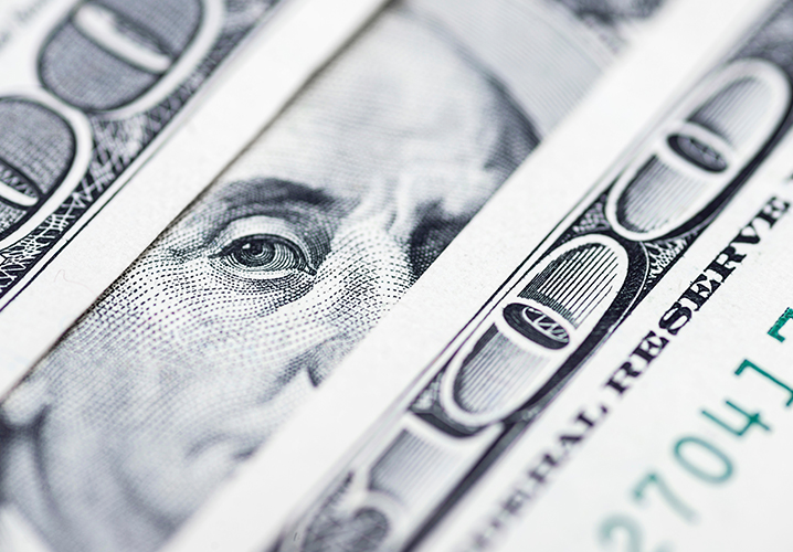 Nahaufnahme gefalteter US-Dollar-Banknoten als Symbol für den Georgia Surcharge.