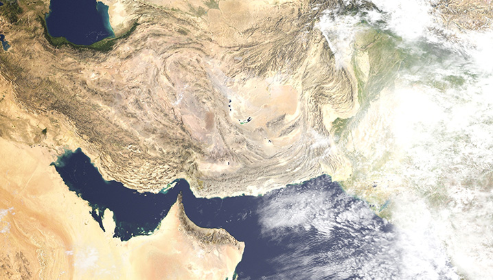 Luftaufnahme des Iran mit trockenen Gebirgen und Küsten, vermittelt Weite und natürliche Schönheit.