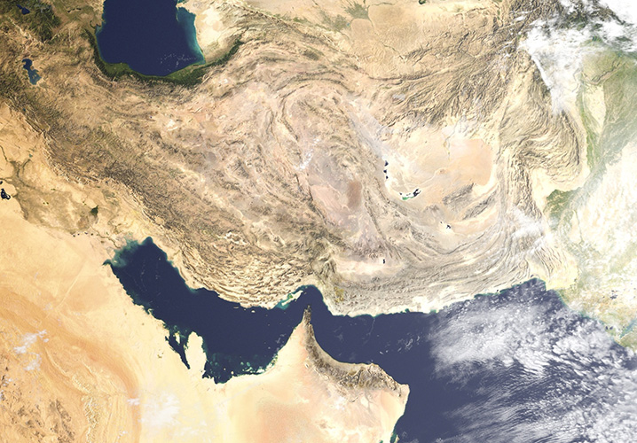 Luftaufnahme des Iran mit trockenen Gebirgen und Küsten, vermittelt Weite und natürliche Schönheit.