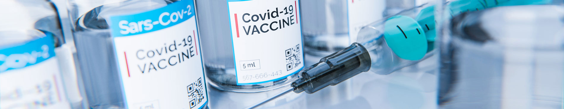 Corona Impfstoff gegen Covid-19 Flasche mit Spritze in Labor oder Krankenhaus