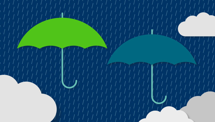 Zwei farbenfrohe Regenschirme inmitten von grauen Wolken und fallendem Regen, vermitteln ein Gefühl von Schutz.