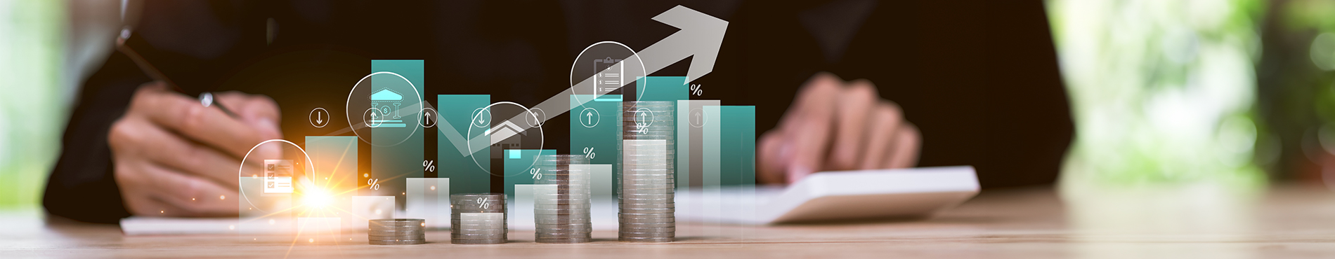 Symbolbild Versicherungsmarkt 2025: Person am Taschenrechner mit Diagramm, das einen Aufwärtstrend symbolisiert.