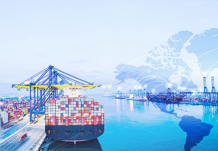 Blick nach oben: Glänzende Gebäude und grüne Blätter unter einem klaren Himmel, vermittelt Frische und Weite.