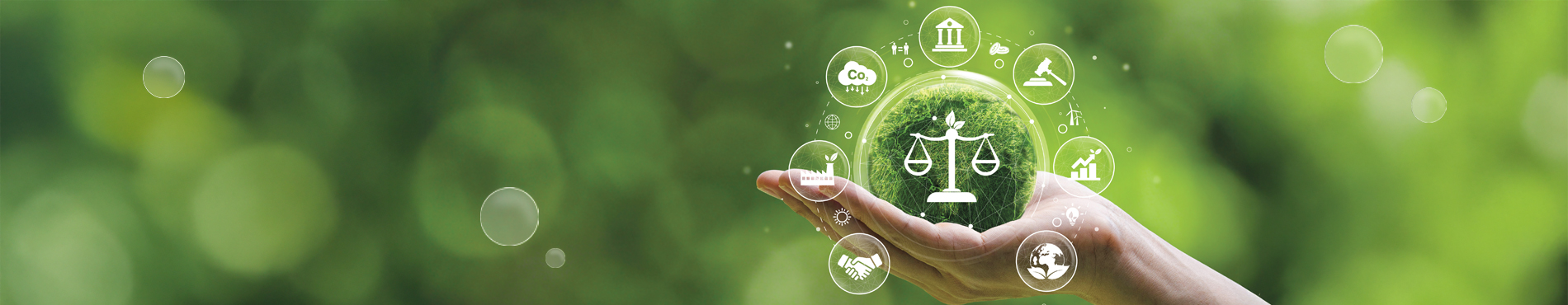 Eine Hand hält einen grünen Globus. Auf dem Globus ist das Symbol einer Waage, was das Gesetz symbolisiert. Um den Globus kreisen verschiedene Symbole mit Bezug auf Strafrecht, Nachhaltigkeit, Industrie und Umwelt, was Bezug auf das Thema Strafrechtsschutz nimmt.