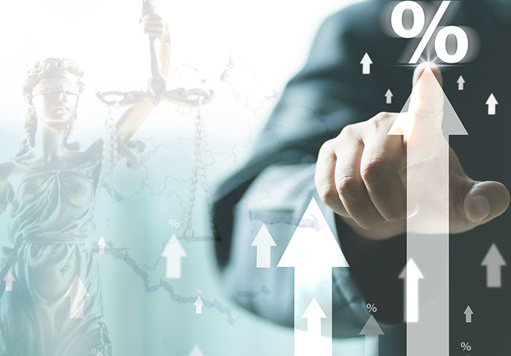 Grafik zur Erhöhung der Beitragsbemessungsgrenze in Deutschland 2025. Im Vordergrund zeigt eine Hand auf ein Prozentzeichen, während im Hintergrund die Justitia-Statue und eine Karte Deutschlands zu sehen sind. Verschiedene Pfeile symbolisieren steigende Werte.