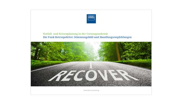 Eine Straße mit dem Schriftzug "Recover", die in einen grünen Wald führt