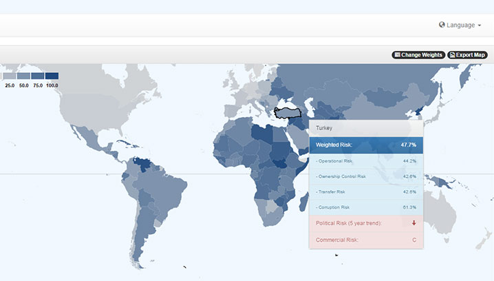 Weltkarte mit Risikobewertungen, insbesondere für Türkei, in kühlen Farben. Analyse und strategische Einblicke.