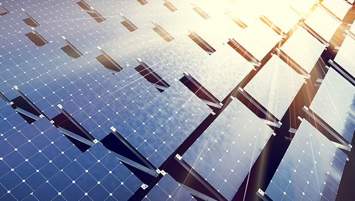 Strahlende Solarpanels reflektieren Sonnenlicht, symbolisieren Nachhaltigkeit und Fortschritt.