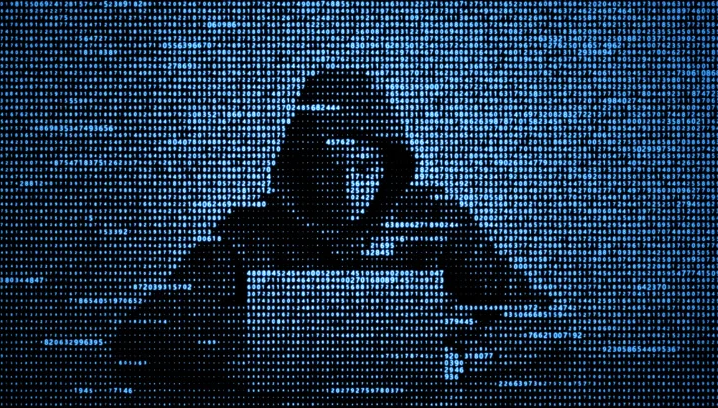 Ein mysteriöser Hacker in Kapuze vor einem digitalen Hintergrund aus Binärzahlen, vermittelt Spannung und Geheimnis.