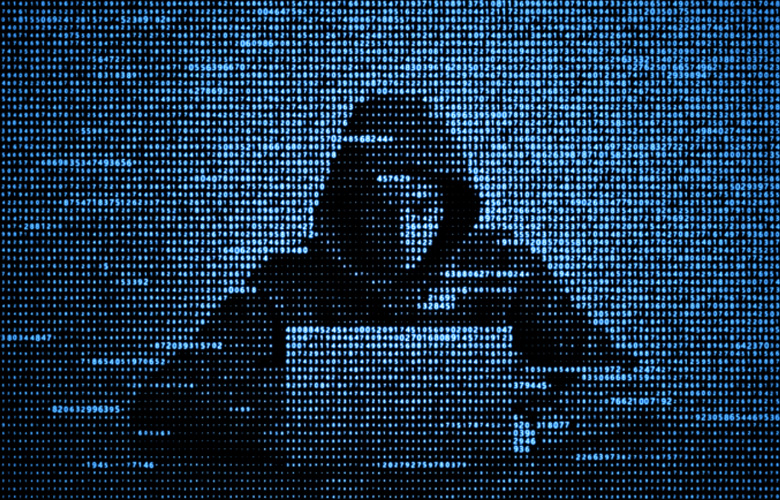 Hände tippen auf einer Tastatur, während ein Login-Screen mit Sicherheitsdetails angezeigt wird