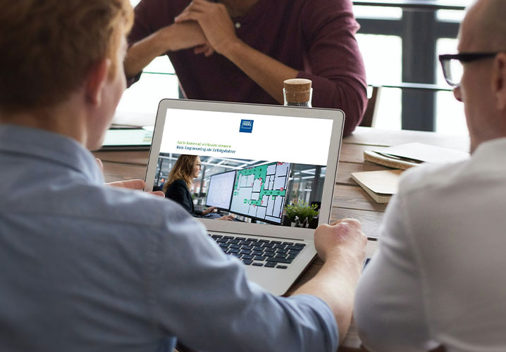 Person betrachtet auf einem Laptop die Broschüre „Sach-Renewal wirksam steuern – Risk Engineering als Erfolgsfaktor“ mit einer Risk-Engineering-Grafik auf dem Bildschirm.  