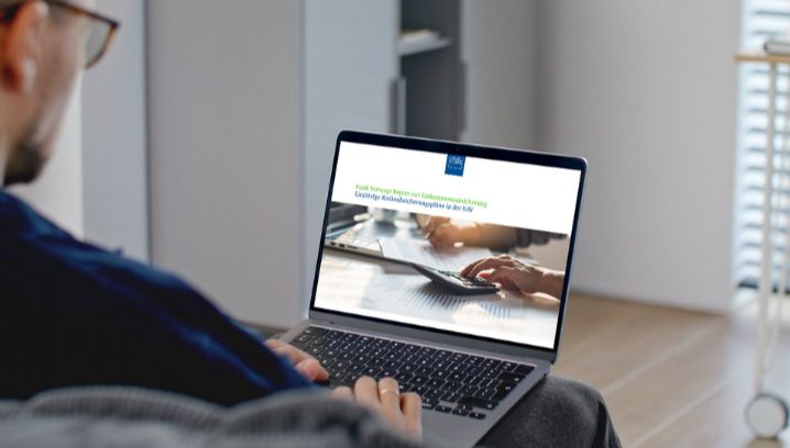 Person arbeitet am Laptop in heller, ruhiger Umgebung. Fokus auf Konzentration und Produktivität.
